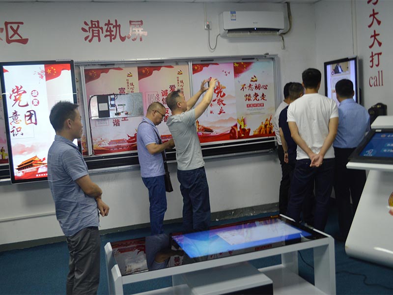 貴州公安局考察團(tuán)隊(duì)參觀滑軌屏、習(xí)大大打call廣告機(jī)